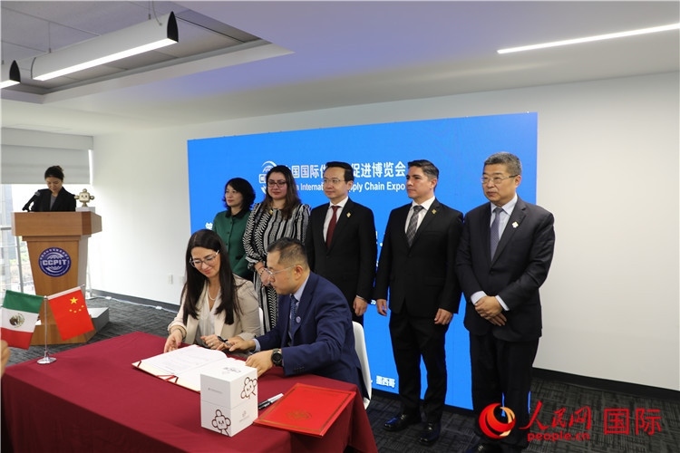 與會(huì)嘉賓簽署關(guān)于共同促進(jìn)墨西哥企業(yè)參加第二屆鏈博會(huì)合作備忘錄。人民網(wǎng) 埃內(nèi)斯托·多明戈斯攝