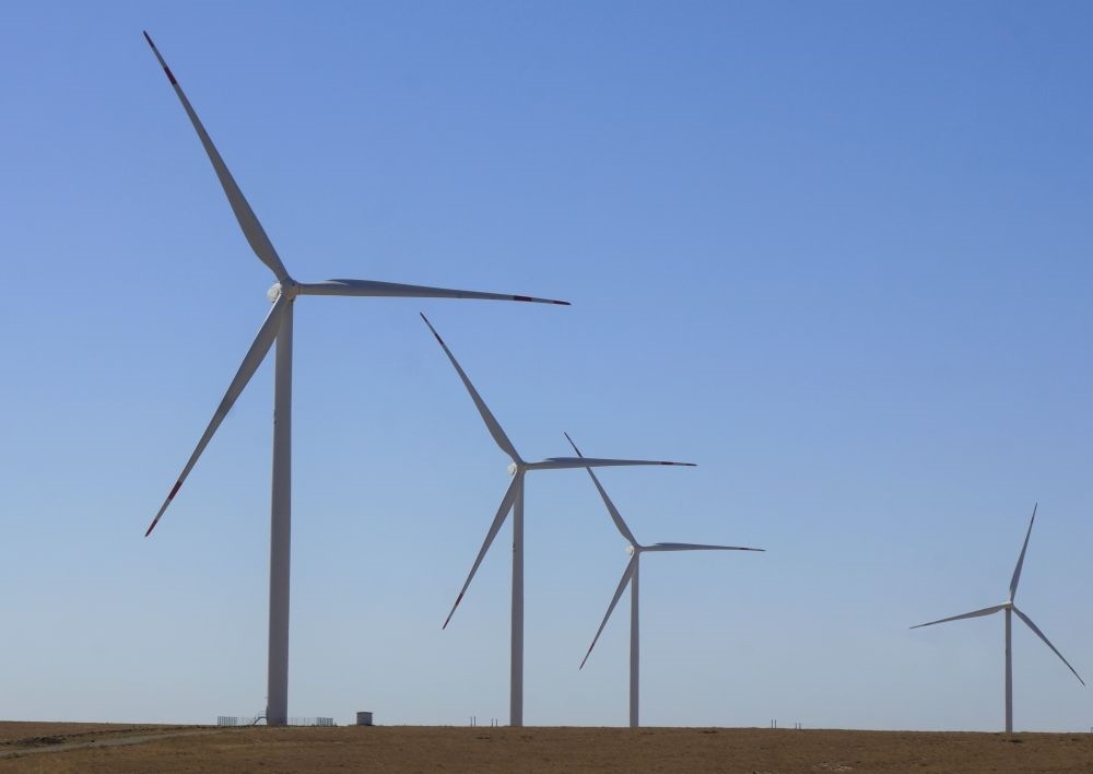 這是中哈合作的哈薩克斯坦札納塔斯100兆瓦風(fēng)電項(xiàng)目（2022年9月13日攝）。新華社發(fā)（德米特里·瓦西連科 攝）
