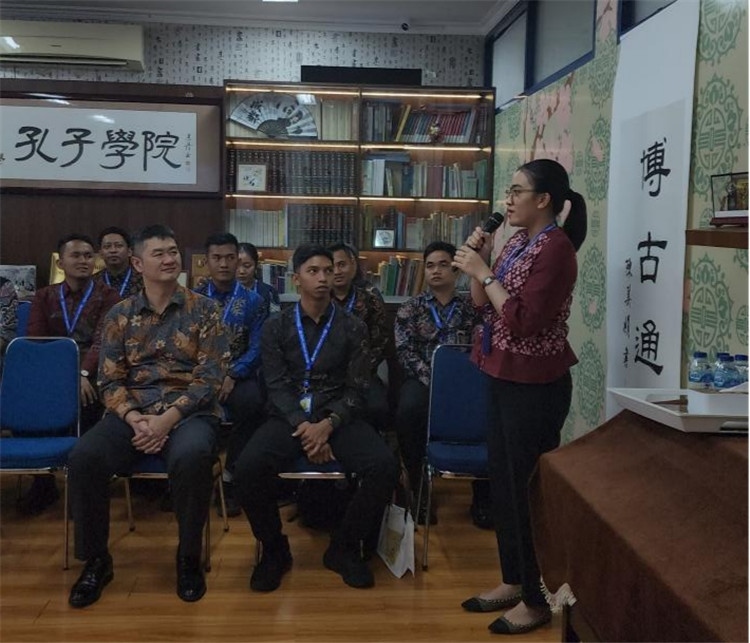 警察學員用漢語進行自我介紹 ?；顒又鬓k方供圖