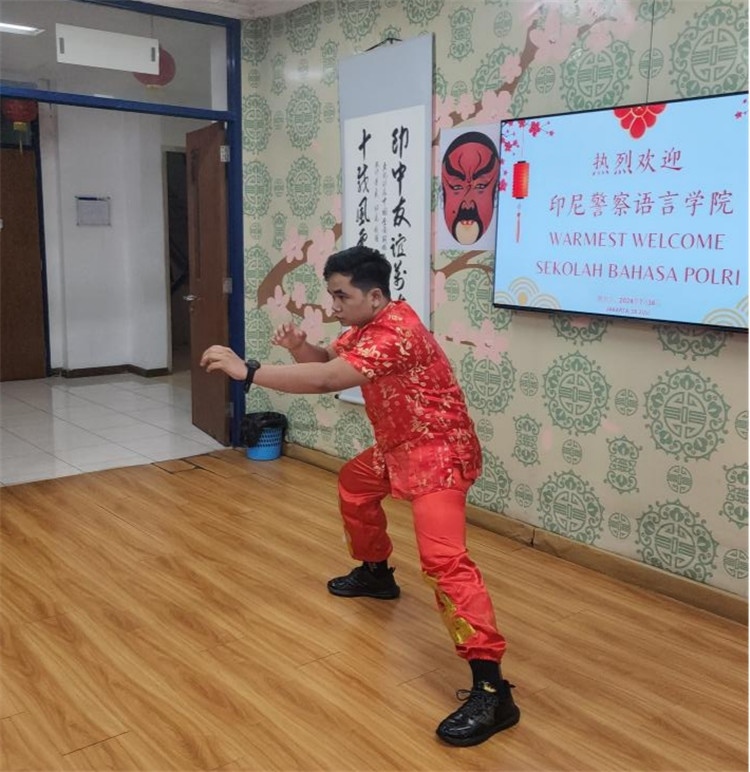 警察學員表演武術?；顒又鬓k方供圖