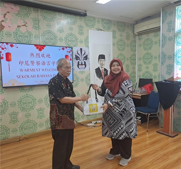 拉哈尤·蘇珊蒂與穆尼交換禮品。活動主辦方供圖