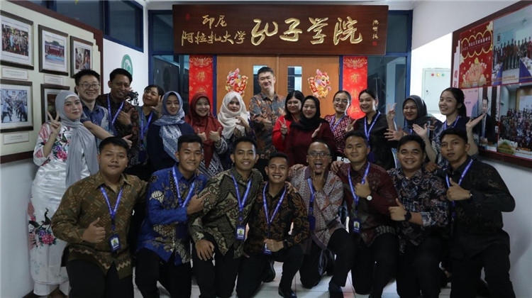 警察 學員們在孔院門口合影?；顒又鬓k方供圖