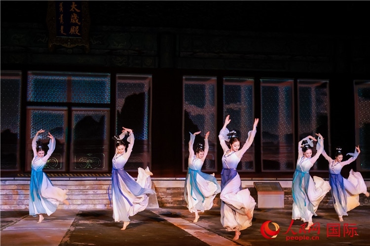 “光影北京——2024世界燈光師大會”開幕式當晚的燈光秀表演。人民網(wǎng)記者 趙益普攝