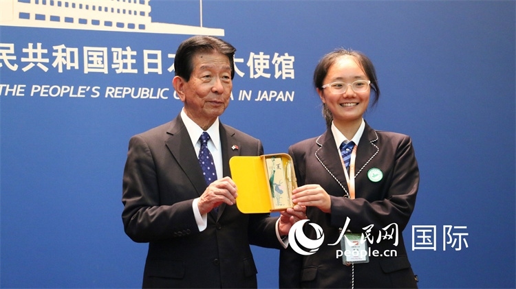 中國小大使向日本永旺1%俱樂部理事長森美樹贈(zèng)送當(dāng)?shù)靥厣Y品。人民網(wǎng) 許可攝