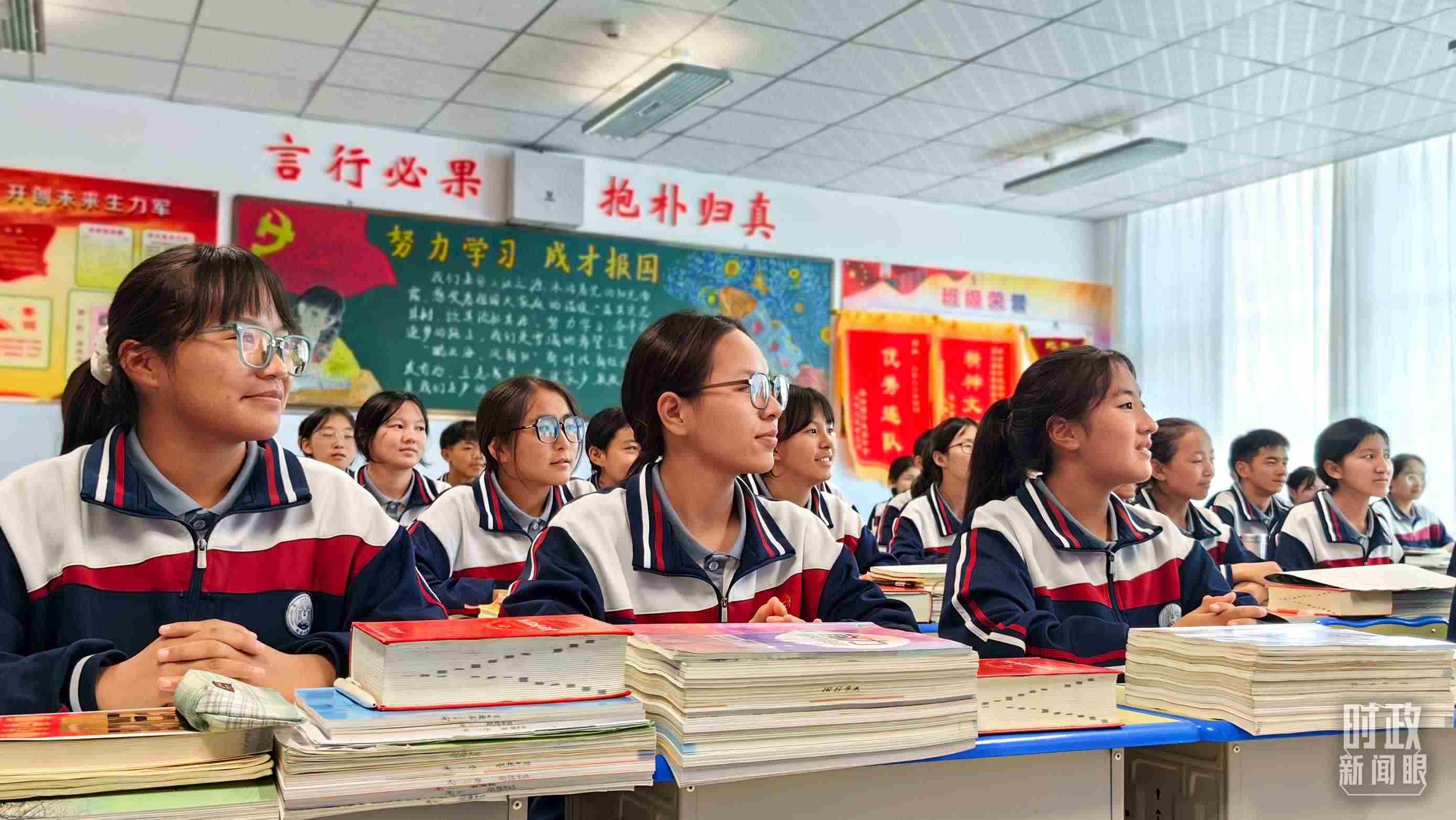 △果洛西寧民族中學(xué)高一（1）班的“新時(shí)代、新家鄉(xiāng)”主題思政課。（總臺(tái)央視記者段德文拍攝）