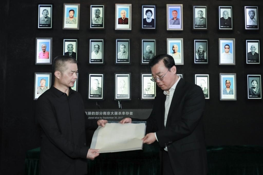南京大屠殺幸存者高如琴的兒子向軍向侵華日軍南京大屠殺遇難同胞紀(jì)念館捐贈(zèng)高如琴老人相關(guān)物品。（侵華日軍南京大屠殺遇難同胞紀(jì)念館供圖）