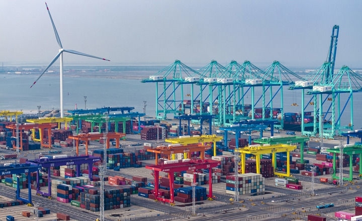 2024年7月3日，一艘集裝箱貨輪?？吭谔旖蚋邸爸腔哿闾肌贝a頭（無人機照片）。新華社記者 趙子碩 攝