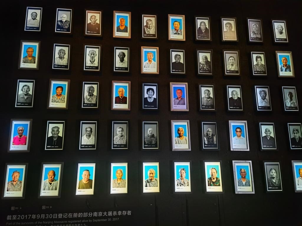 侵華日軍南京大屠殺遇難同胞紀(jì)念館內(nèi)的幸存者照片墻局部。新華社記者邱冰清 攝