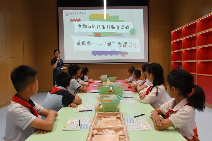 2024年5月18日，小學生在陜西歷史博物館秦漢館參加“文物與科技”系列教育課程。新華社記者 李一博 攝