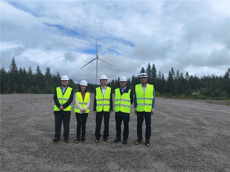 中國駐瑞典大使崔愛民（中）走訪中廣核歐能瑞典公司。中國駐瑞典大使館供圖