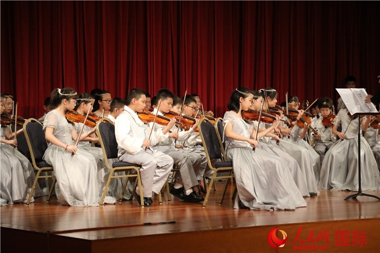 北京市學(xué)生金帆藝術(shù)團(tuán)的學(xué)生們演奏音樂。人民網(wǎng)記者 李志偉攝
