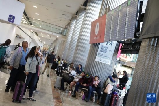 7月19日，在墨西哥首都墨西哥城的貝尼托·華雷斯國際機(jī)場，許多航班被延誤或取消，大量旅客在機(jī)場等待。新華社發(fā)（弗朗西斯科·卡涅多攝）