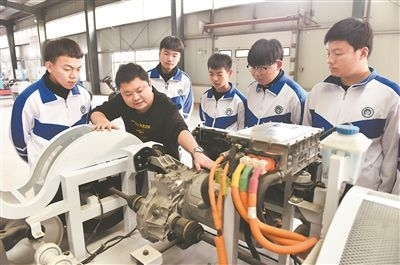 河北省威縣職業(yè)技術(shù)教育中心老師正在為學(xué)生講解電動(dòng)汽車數(shù)字技術(shù)。新華社記者 朱旭東攝
