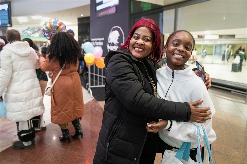 學(xué)生與家長相擁歡慶。希拉茲·莫林?jǐn)z