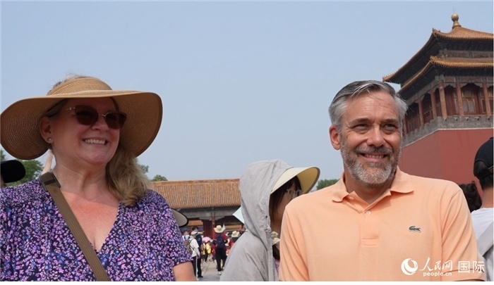 圖為來自美國拉斯維加斯的游客格雷琴·拉森 （Gretchen Larsen）（左）和她的丈夫埃里克·拉森（Eric Larsen）（右）。人民網記者 吳超嵐攝