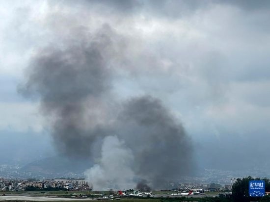 這是7月24日在尼泊爾加德滿都特里布萬機場拍攝的濃煙。目擊者說，一架飛機在尼泊爾加德滿都特里布萬機場墜毀。新華社/美聯(lián)