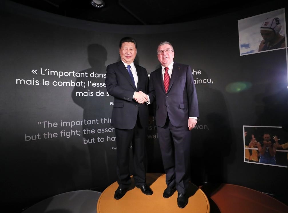 2017年1月18日，國(guó)家主席習(xí)近平在瑞士洛桑國(guó)際奧林匹克博物館會(huì)見(jiàn)國(guó)際奧林匹克委員會(huì)主席巴赫。這是習(xí)近平和巴赫在奧運(yùn)冠軍領(lǐng)獎(jiǎng)臺(tái)上合影。新華社記者 蘭紅光 攝