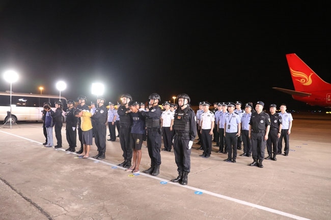 押解現(xiàn)場。公安部供圖