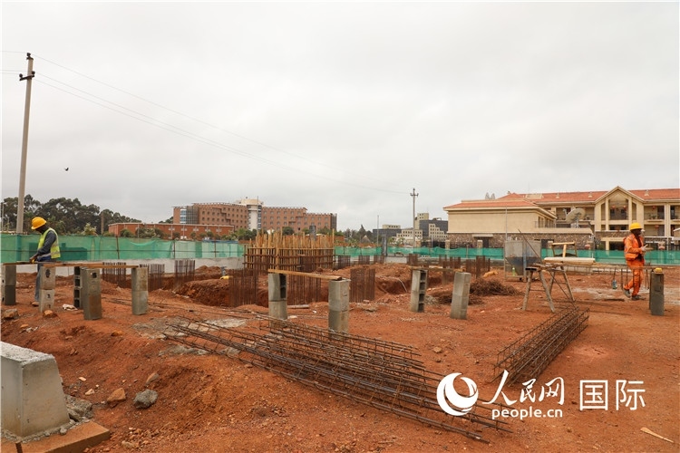 圖為孔子學(xué)院項(xiàng)目施工現(xiàn)場(chǎng)。人民網(wǎng)記者 沈小曉攝。