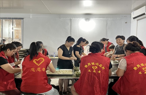 志愿者在以孝治家大食堂工作。（受訪者供圖）