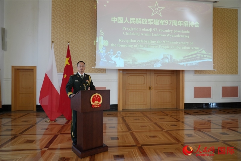 波蘭使館國防武官張寅生大校在招待會(huì)上致辭。人民網(wǎng)記者 李增偉攝 