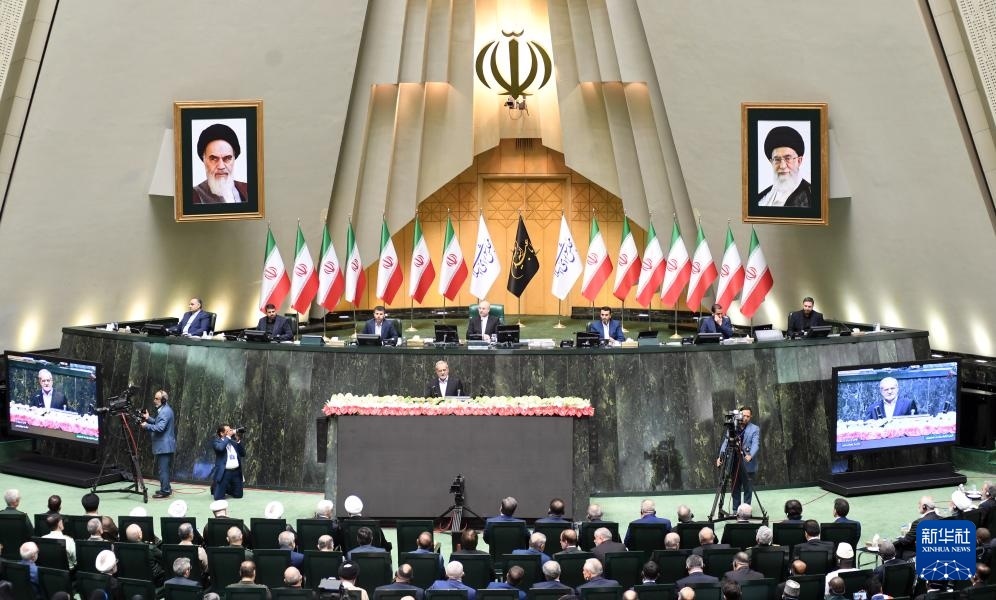 7月30日，佩澤希齊揚(yáng)（中）在伊朗德黑蘭的伊朗議會(huì)宣誓就任伊朗總統(tǒng)后發(fā)表就職演說(shuō)。新華社記者 沙達(dá)提 攝