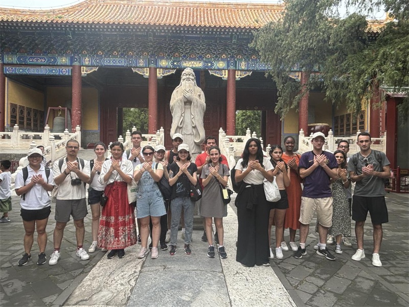 在中國和巴西共迎兩國建交50周年之際，巴西圣保羅州立大學(xué)孔子學(xué)院今年7月成功組織多批、近40名巴西青少年來華進行短期訪問交流，圖為訪問團成員參加文化體驗活動。 巴西圣保羅州立大學(xué)孔子學(xué)院供圖