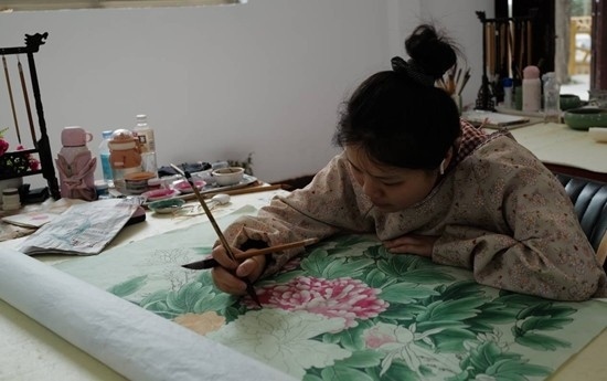 當(dāng)?shù)剞r(nóng)民畫(huà)師正在作畫(huà)。受訪者供圖