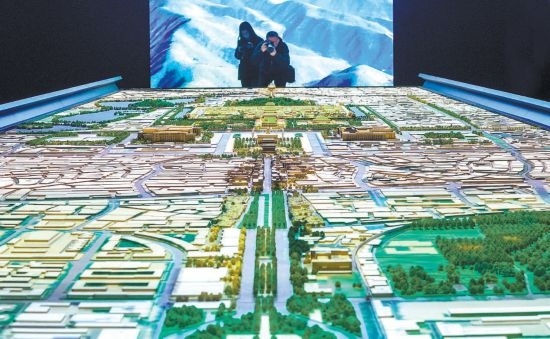 首都博物館“輝煌中軸”展廳內(nèi)，十六米長(zhǎng)的中軸線沙盤，配以立體投影技術(shù)，展現(xiàn)北京中軸線之壯美。 本報(bào)記者 武亦彬攝