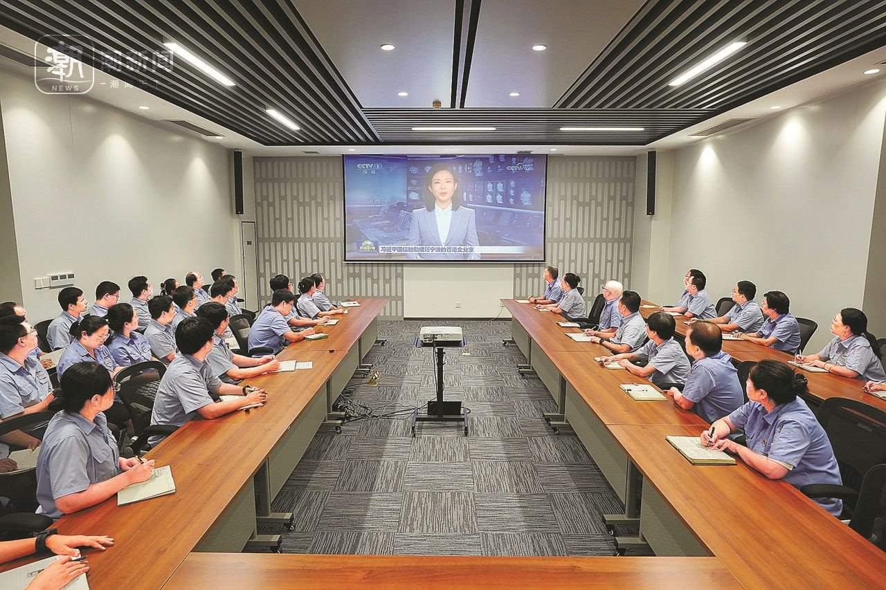 2024年8月1日晚，寧波永新光學股份有限公司員工集體觀看央視《新聞聯(lián)播》關(guān)于國家主席習近平給包陪慶、曹其鏞等祖籍寧波的香港企業(yè)家回信的報道。潮新聞記者 賀元凱 彭鵬 周旭輝 攝