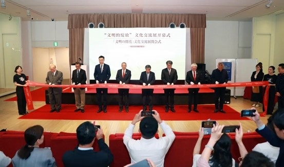 中外嘉賓共同為“文明的綻放”文化交流展開幕式剪彩。中國(guó)外文局國(guó)際傳播發(fā)展中心供圖