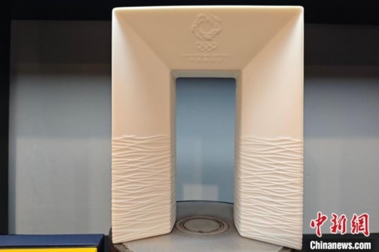 白瓷作品《凱旋尊》巧妙融合了法國(guó)與中國(guó)最具象征意義的藝術(shù)形式和元素進(jìn)行再創(chuàng)造。 吳冠標(biāo) 攝