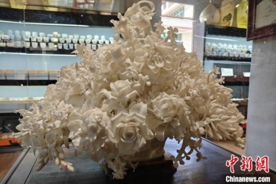 福建德化陶瓷以“白”見(jiàn)長(zhǎng)，因白如雪、明如鏡、薄如紙、聲如磬、潤(rùn)如玉而享譽(yù)世界。 吳冠標(biāo) 攝