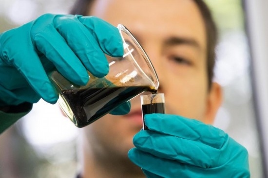 2022年5月24日，在匈牙利薩茲豪隆包陶多瑙河煉油廠，一名工人對通過阿德里亞輸油管道運達的原油樣品進行質(zhì)量分析。新華社發(fā)（弗爾季·奧蒂洛攝）