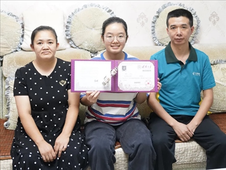 楊雨和父母。清華大學(xué)供圖