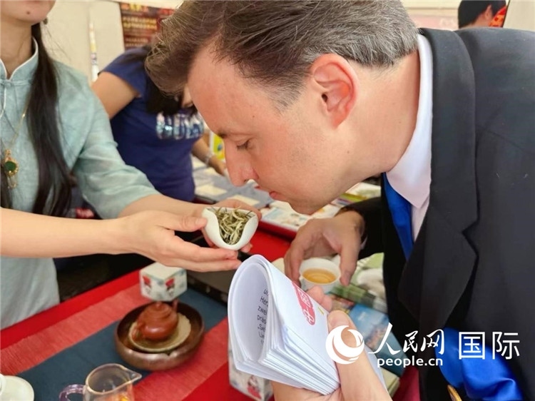 德國(guó)市民品鑒中國(guó)茶。人民網(wǎng)記者 劉赫攝