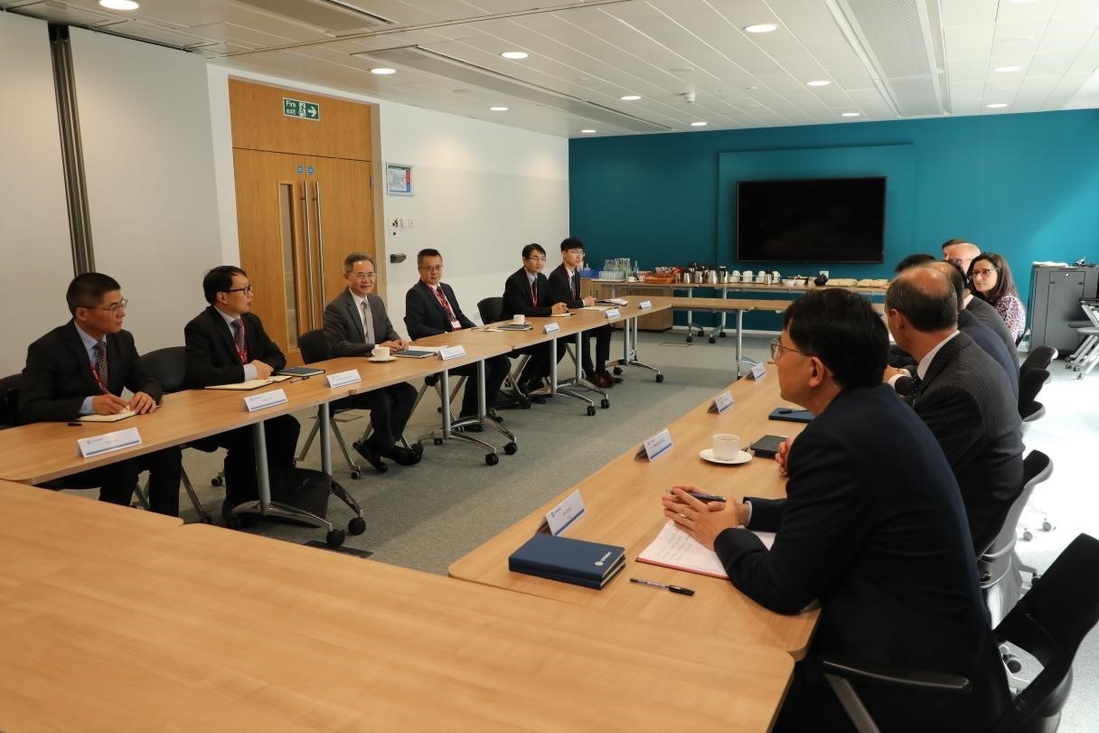 圖為中國駐英國大使鄭澤光與項目運營團隊及企業(yè)合作機構(gòu)負責人座談現(xiàn)場。中國駐英國使館供圖