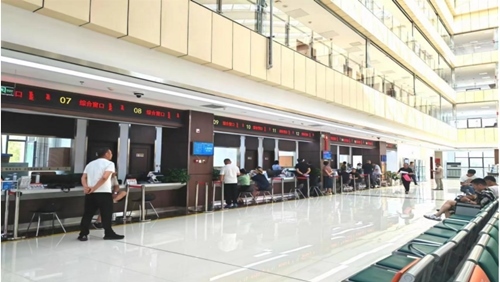 鄂托克旗政務服務中心“全科受理大綜窗”。 鄂托克旗政務服務與數(shù)據(jù)管理局供圖