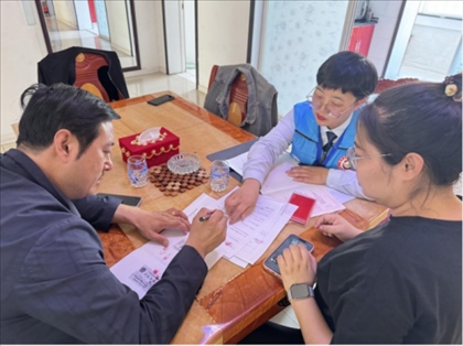 棋蒙政務企業(yè)服務中心幫辦代辦員為高老先生上門辦理業(yè)務。鄂托克旗政務服務與數(shù)據(jù)管理局供圖