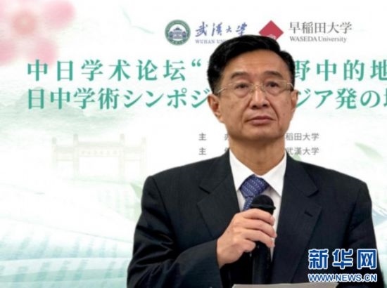 圖為中國駐日本大使館教育處公使銜參贊杜柯偉發(fā)表致辭。（武漢大學(xué)供圖）