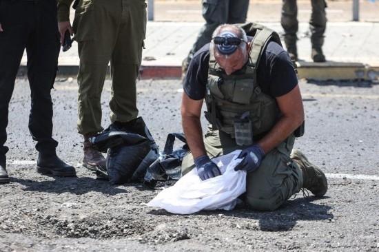 8月6日，在以色列納哈里亞，警方在無(wú)人機(jī)襲擊現(xiàn)場(chǎng)開(kāi)展工作。以色列國(guó)防軍6日發(fā)表聲明說(shuō)，多架無(wú)人機(jī)當(dāng)天從黎巴嫩射向以色列，造成以色列邊境城市納哈里亞數(shù)名平民受傷。新華社/基尼圖片社