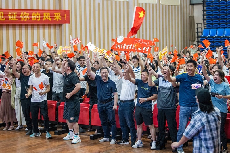 北京時(shí)間7月27日，2024年巴黎奧運(yùn)會(huì)首個(gè)比賽日，在射擊10米氣步槍混合團(tuán)體比賽中，中國(guó)選手黃雨婷/盛李豪獲得金牌。圖為黃雨婷的母校師生們通過(guò)收看奧運(yùn)直播的方式為她加油助威。