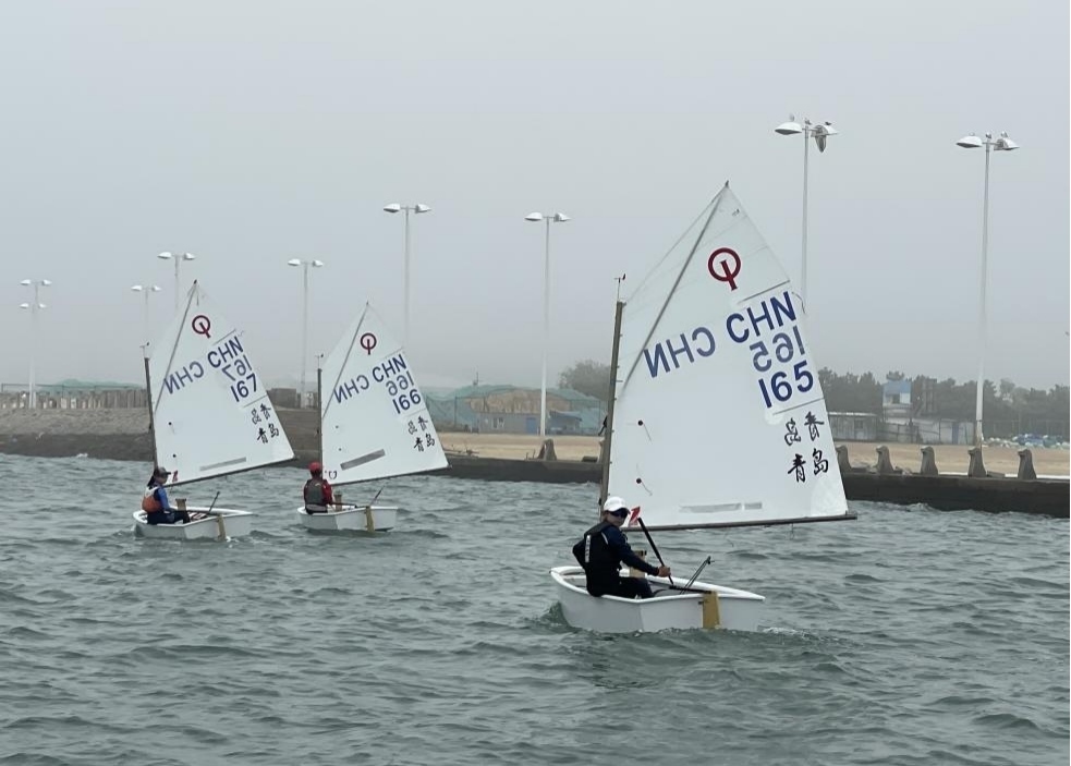 青島市嶗山區(qū)中韓小學帆船社團進行帆船訓練。青島市嶗山區(qū)教育和體育局供圖