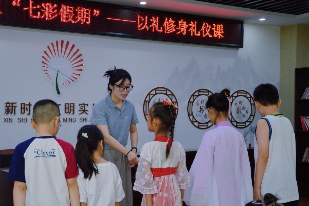 曲阜市小雪街道如意社區(qū)新時代文明實踐站以禮修身禮儀課。謝婉瑩 攝