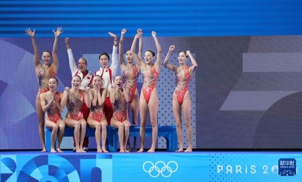 北京時(shí)間8月8日凌晨，巴黎奧運(yùn)會(huì)花樣游泳集體項(xiàng)目的最后一項(xiàng)比賽集體技巧自選在巴黎奧林匹克水上運(yùn)動(dòng)中心舉行。中國隊(duì)奪得花樣游泳集體項(xiàng)目金牌。圖為中國隊(duì)在比賽后慶祝奪冠。新華社記者 薛宇舸 攝