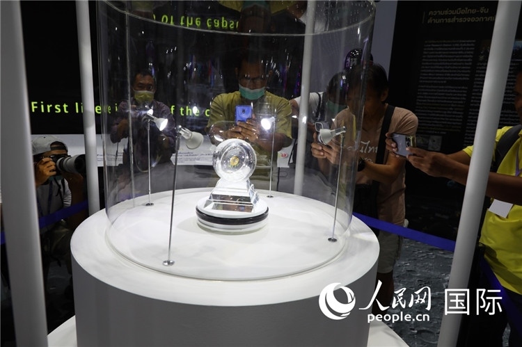 “嫦娥五號”探測器從月球帶回的月球樣品在泰國展出。人民網(wǎng)記者簡承淵攝