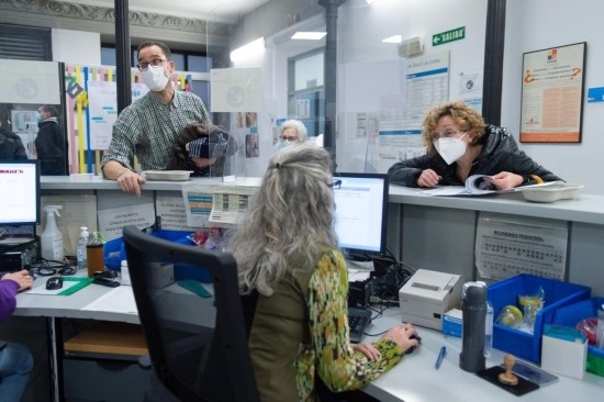 1月15日，人們在西班牙馬德里一家診所內(nèi)就診。新華社發(fā)（古斯塔沃·巴連特?cái)z）