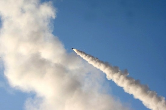 這張2011年6月28日在伊朗中部城市庫姆附近拍攝的照片顯示，一枚導(dǎo)彈在“偉大先知６”軍事演習(xí)中發(fā)射升空。新華社發(fā)