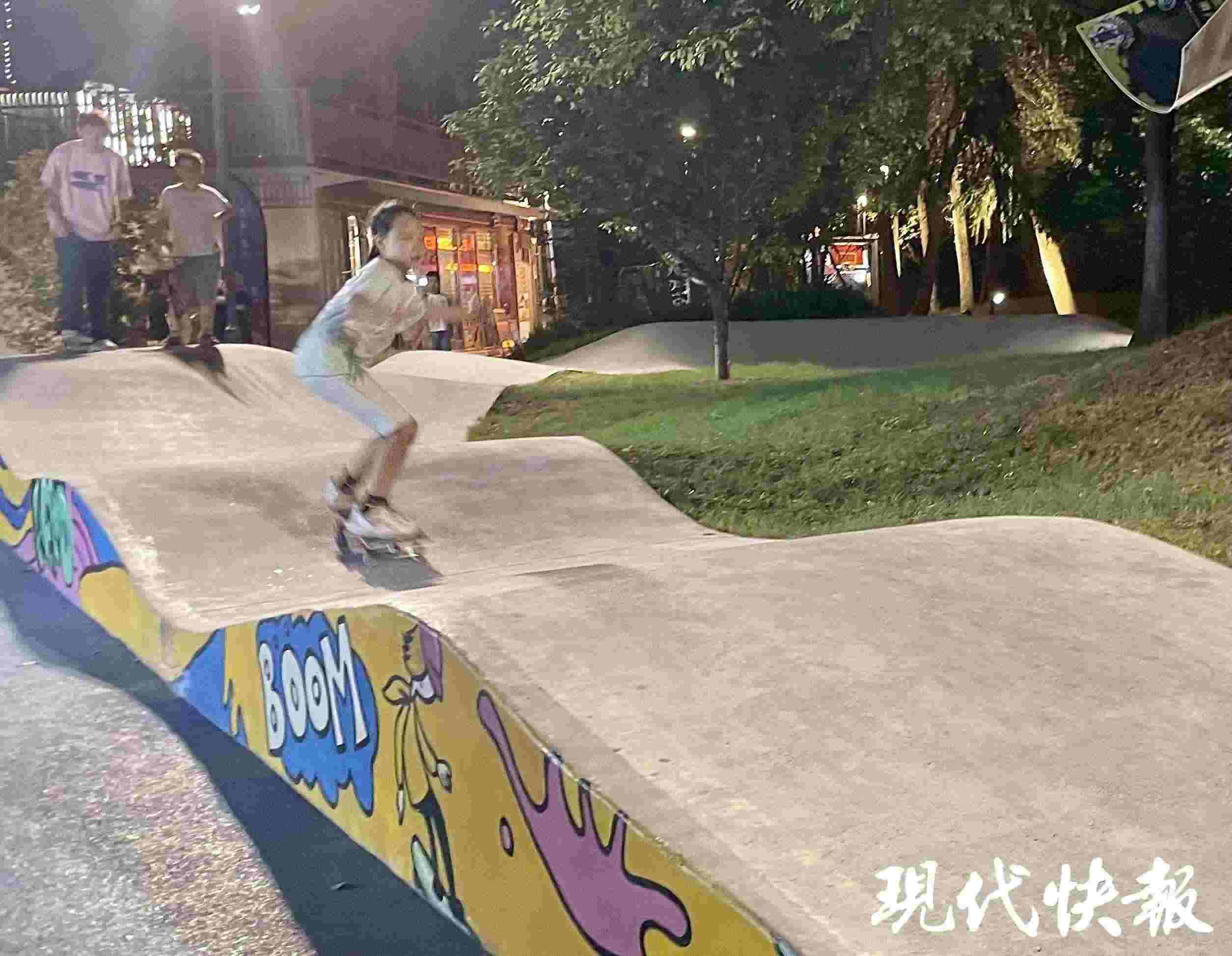 南京西城·夜未央的滑板場(chǎng)地上，一群青少年正在玩滑板
