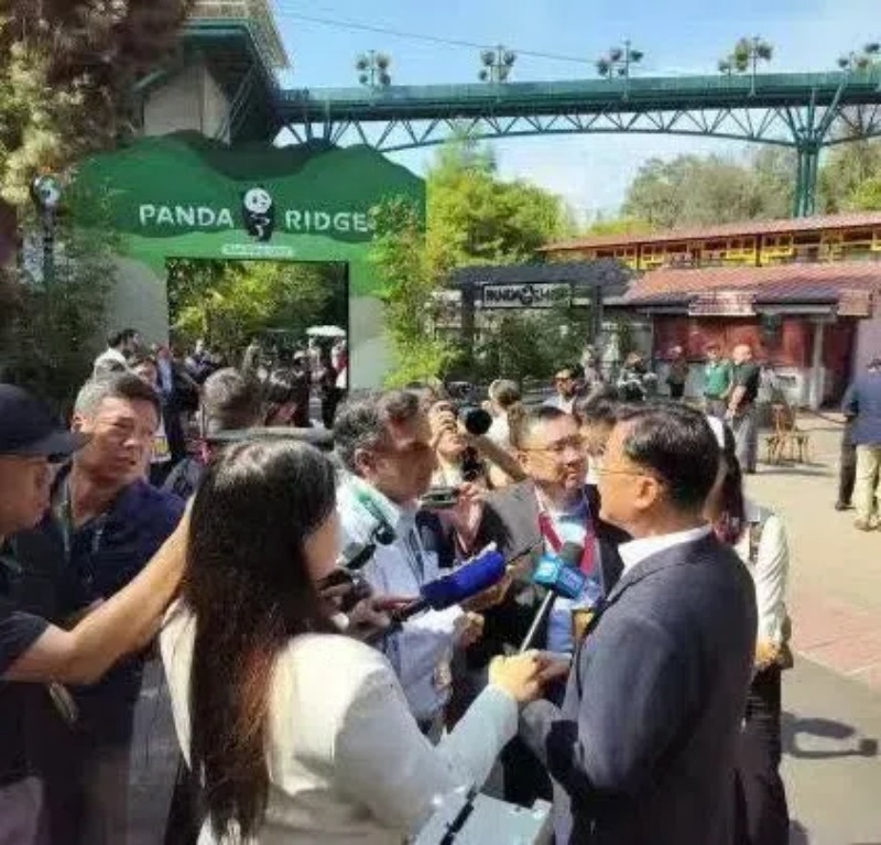 謝鋒大使現(xiàn)場接受記者采訪。中國駐美大使館供圖